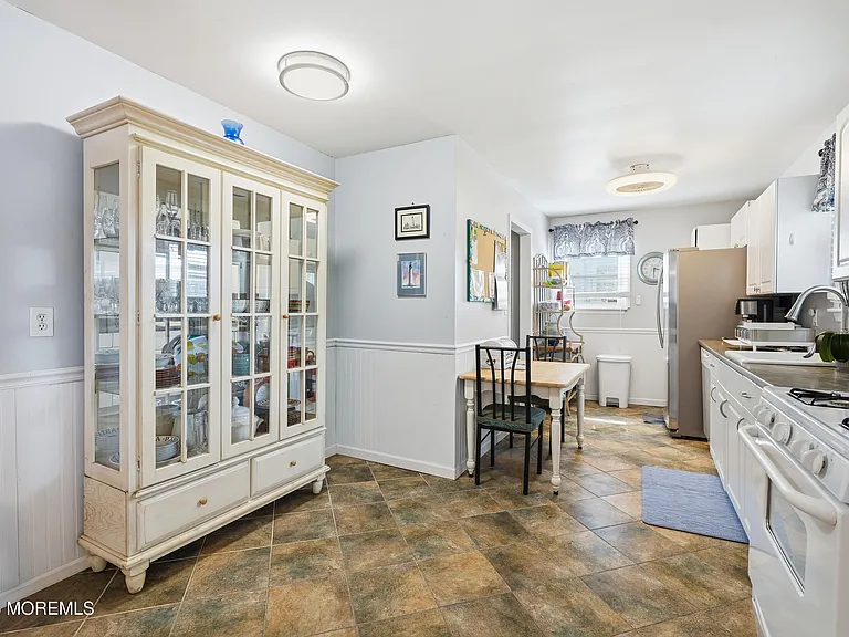 81 Berry Pl — Photo 12