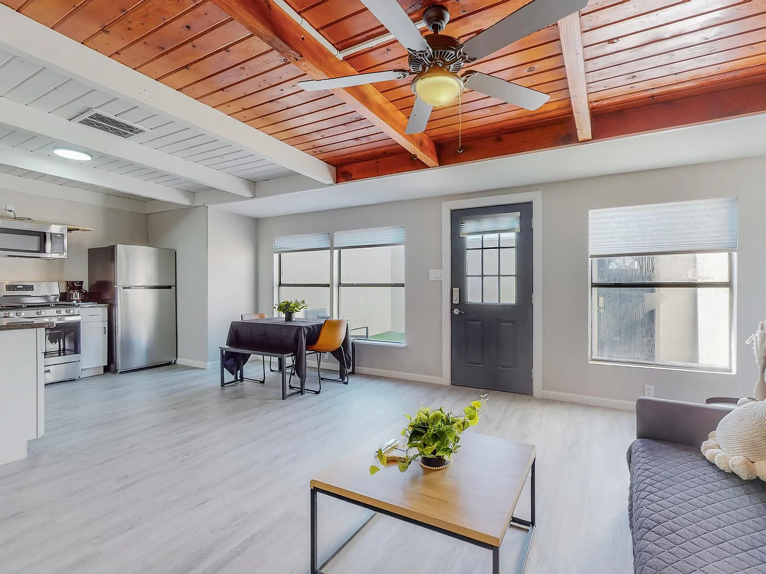 2 bed, 750 sqft, $2,200 — Photo 4