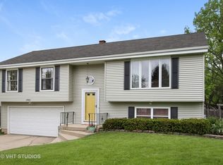 2402 W Fairview Ln, McHenry, IL 60051