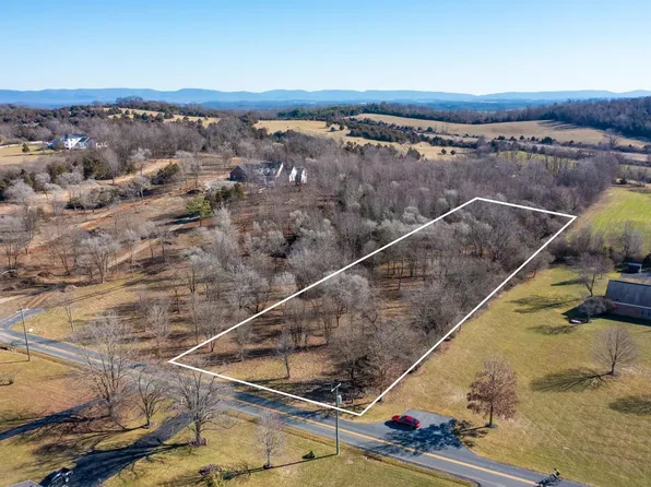 13 Berry Farm Rd, Staunton, VA 24401