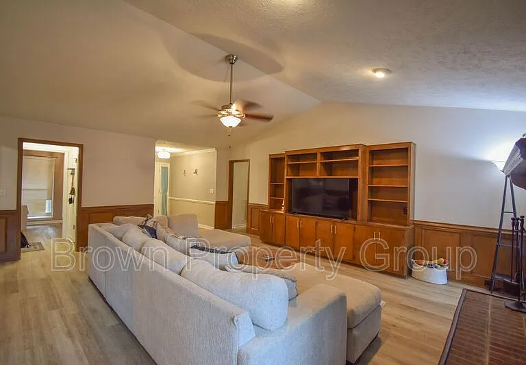 1651 Greenock Ave — Photo 5