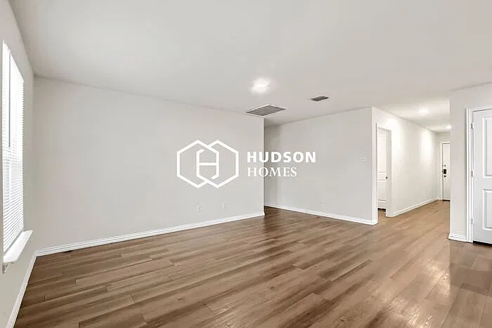 3 bed, 2.0 bath, 1298 sqft, $1,625 — Photo 3