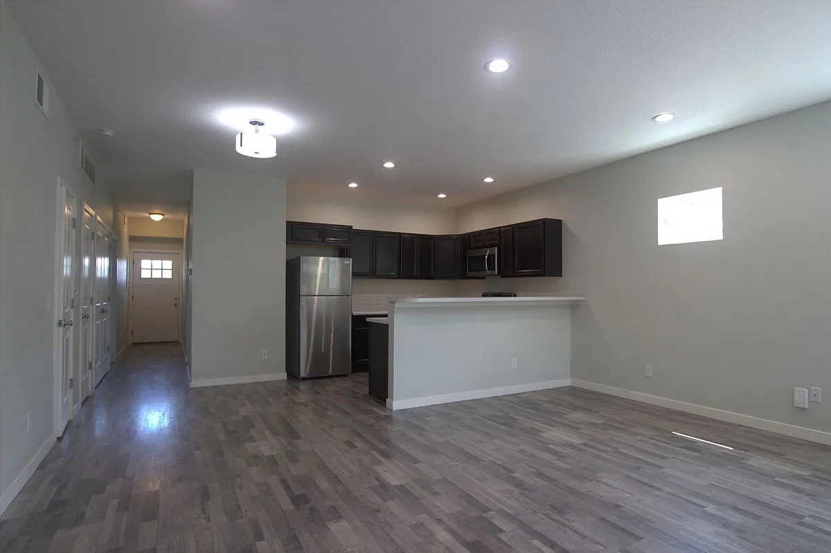 Building Photo - 1601 Kimbark St #104