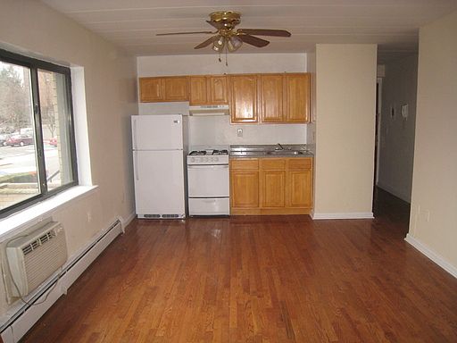4th image of 116 Irvington Ave APT 2J