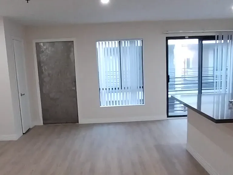 Burton Way Apartments — Photo 23