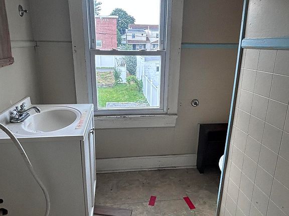 5th image of 136 E Ridge St