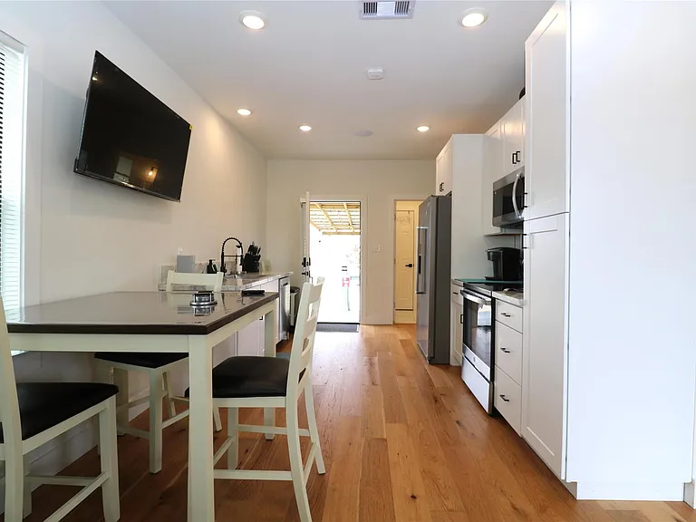 5506 Avenue Q 1/2 — Photo 9