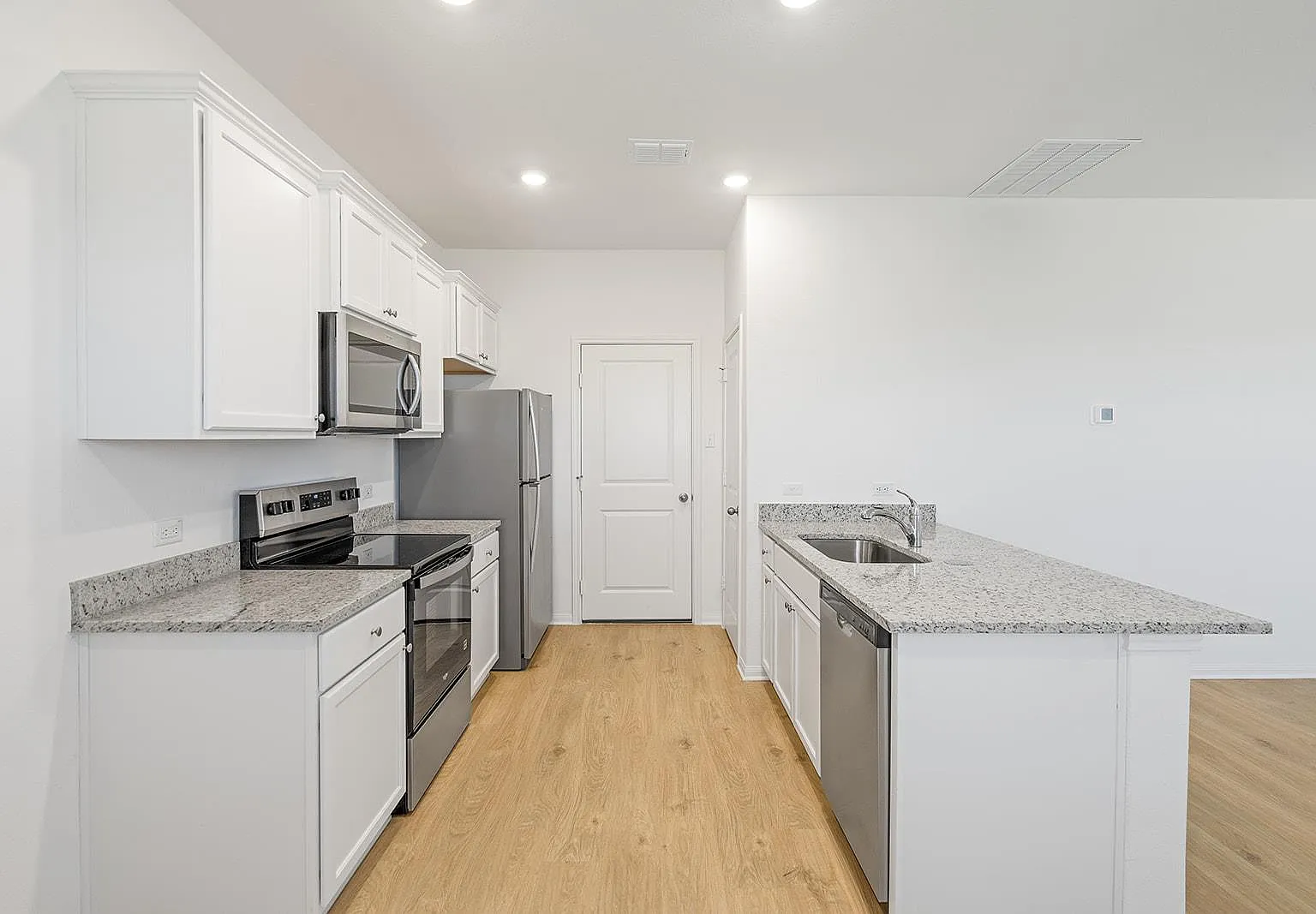 3 bed, 2.5 bath, 1308 sqft, $1,985 — Photo 3