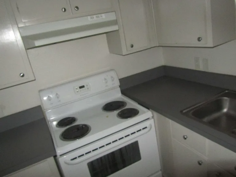 Lions Court Apartments — Photo 16