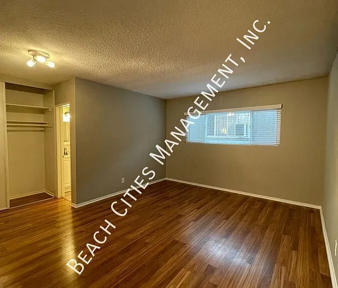 2033 E 3rd St #1B — Photo 32