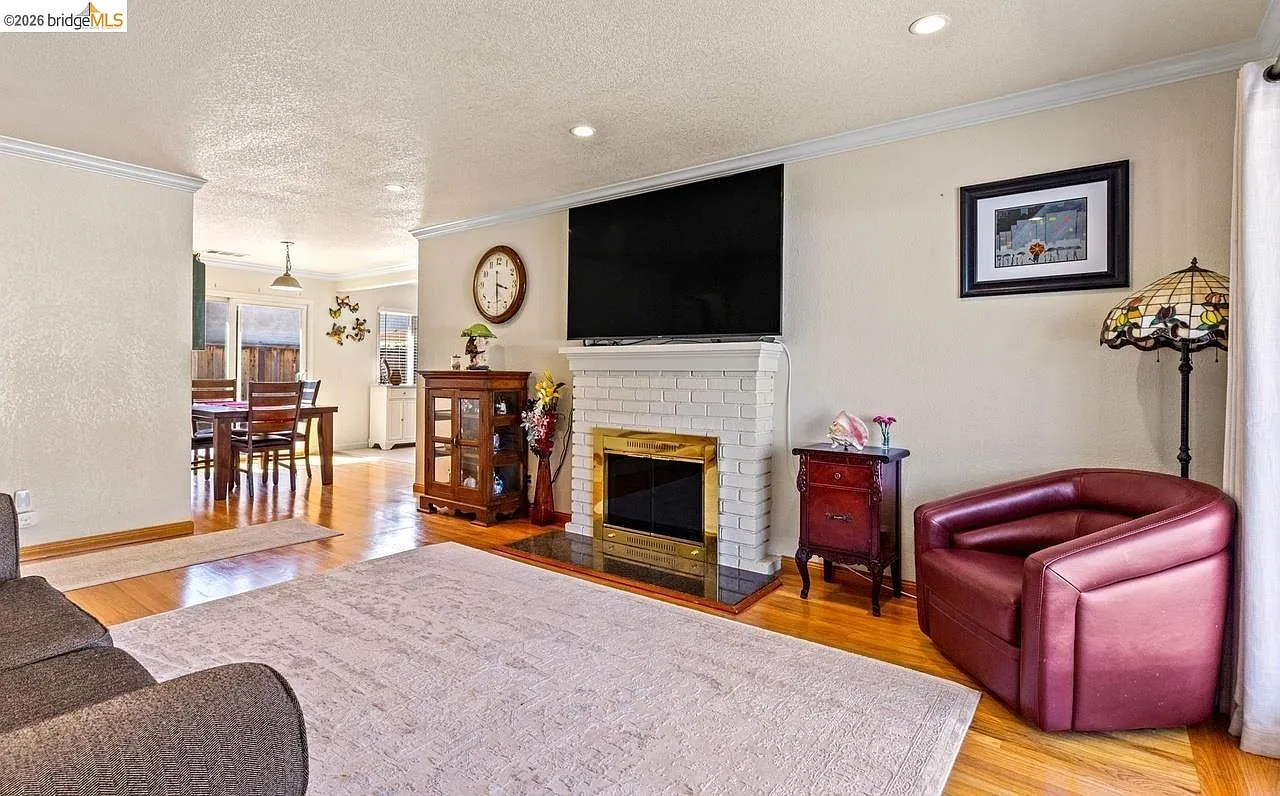 3 bed, 2.0 bath, 1022 sqft, $2,785 — Photo 3