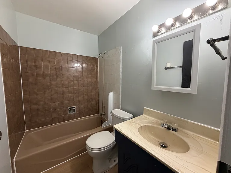 1068 Bristol Ct — Photo 7