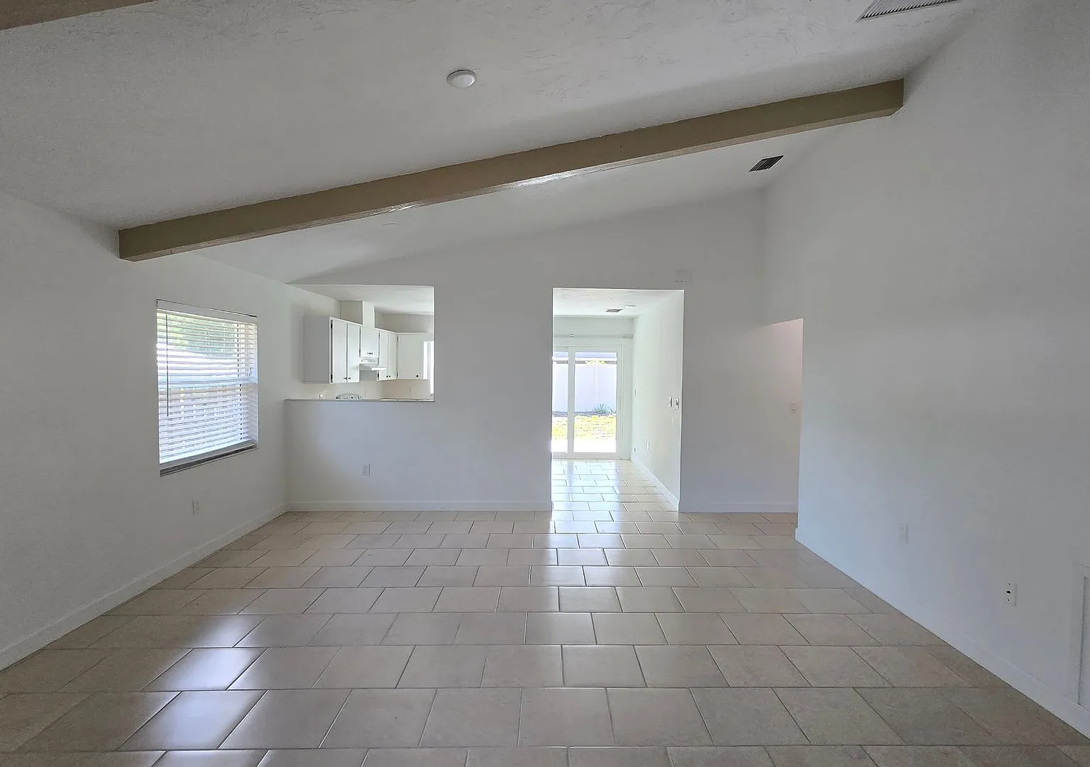 Charming 2BR/2BA + 1 car garage with Large Backyard in Sarasota — Photo 4