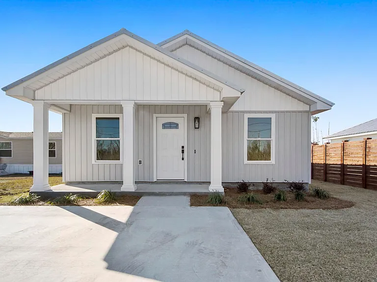 3218 Douglas Rd #B — Photo 1