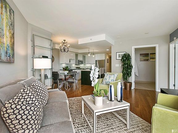 4th image of 170 King St Unit 810