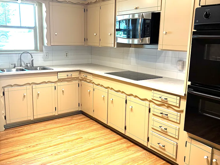 606 Laurence Dr — Photo 4