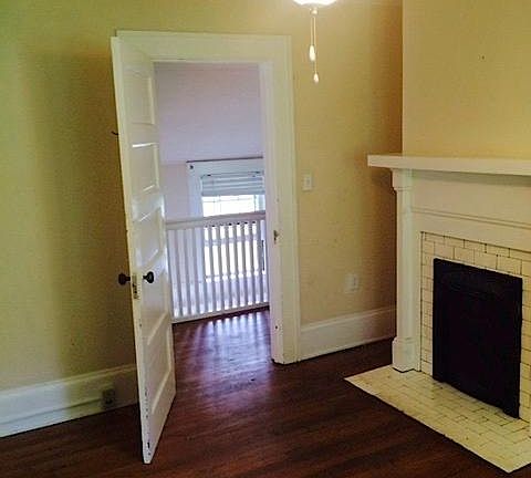 Upstairs "middle" bedroom