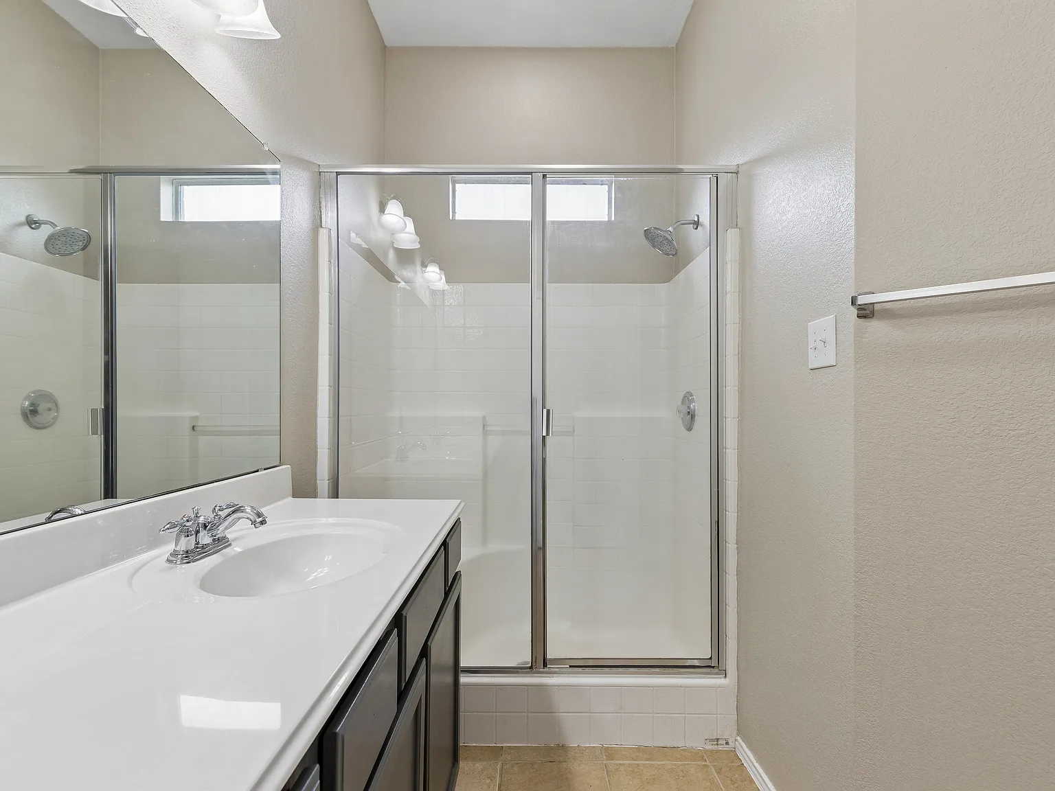 3 bed, 2492 sqft, $2,600 — Photo 2