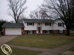 2860 Red Arrow Dr, Commerce Township, MI 48382