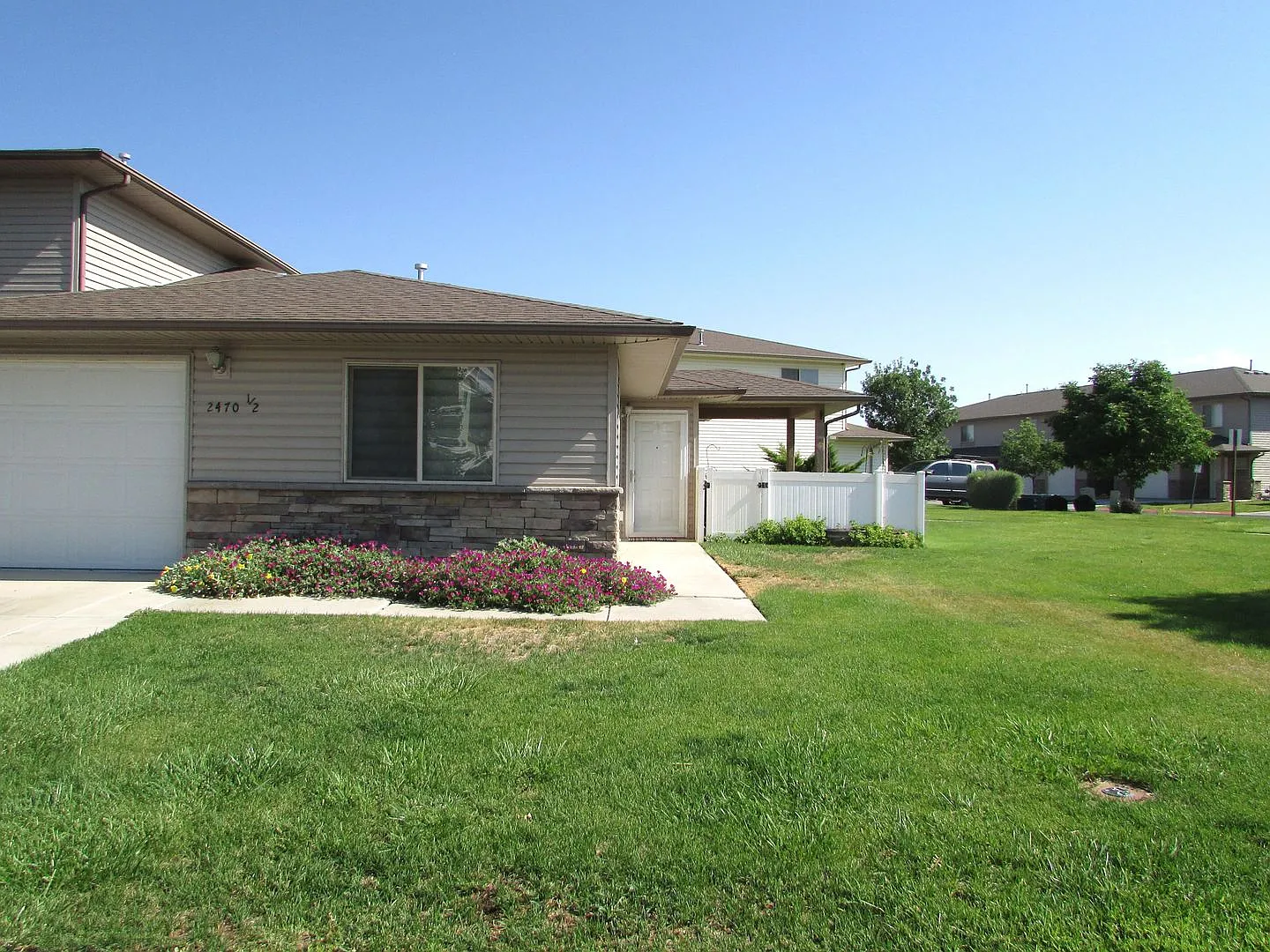 Beautiful townhome available now! — Photo 1