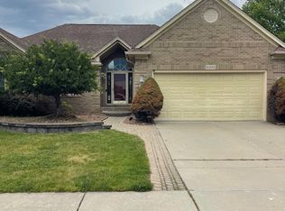16193 Darlene Dr, Macomb, MI 48042
