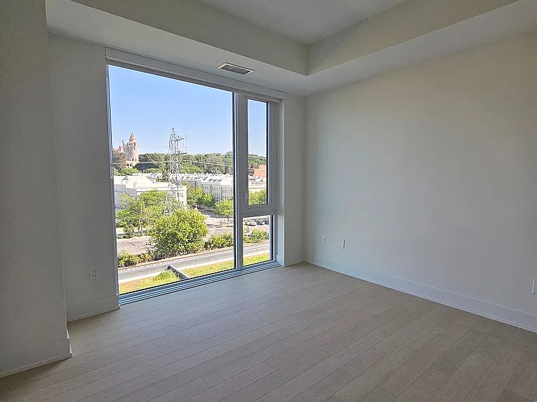322 Dupont St #613 — Photo 6