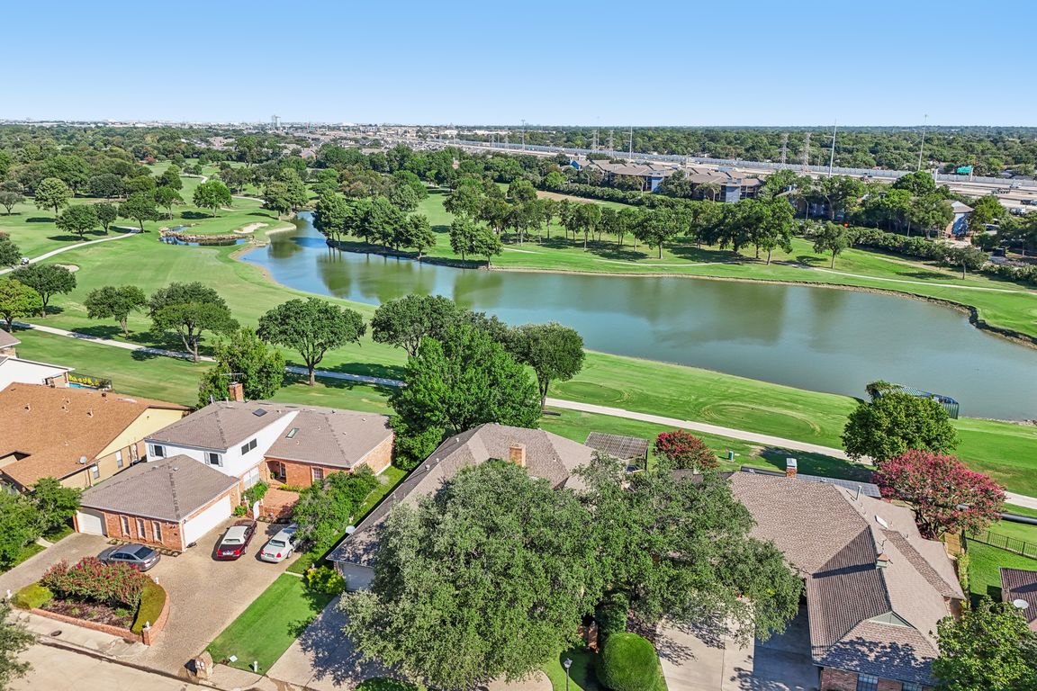 Fairlakes Dr-S0509-053.jpg