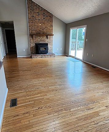 5th image of 104 Oxford Ct