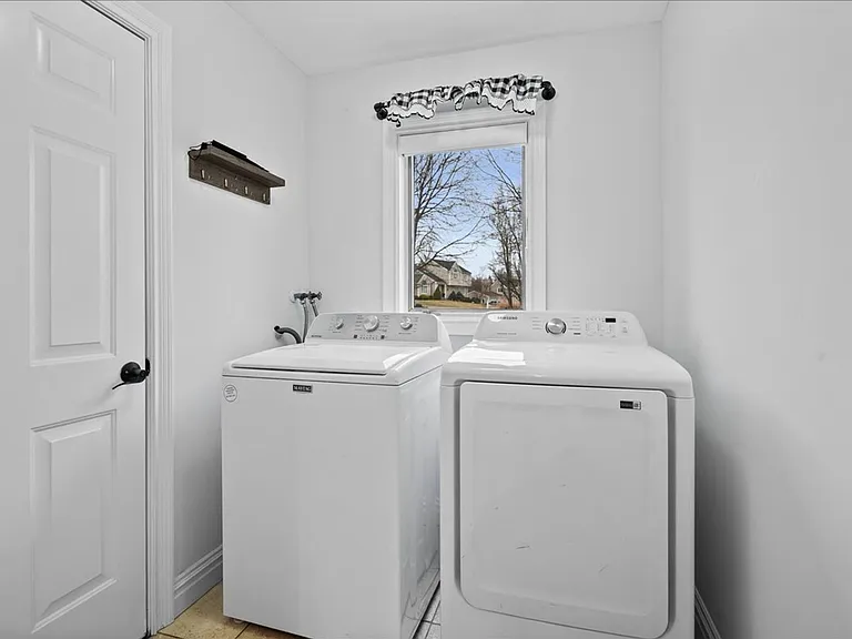 745 Iris Ct — Photo 32