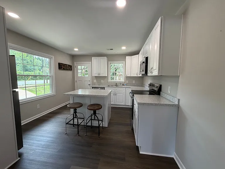 228 College Dr — Photo 8