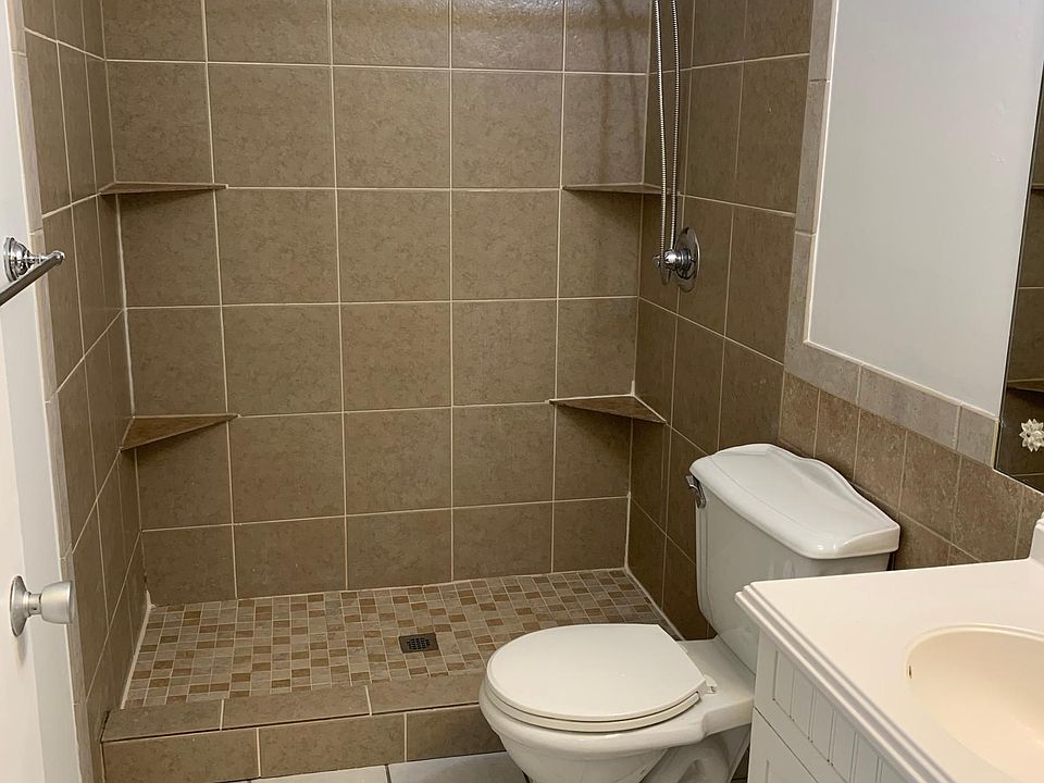 1st image of 422 College Park Dr