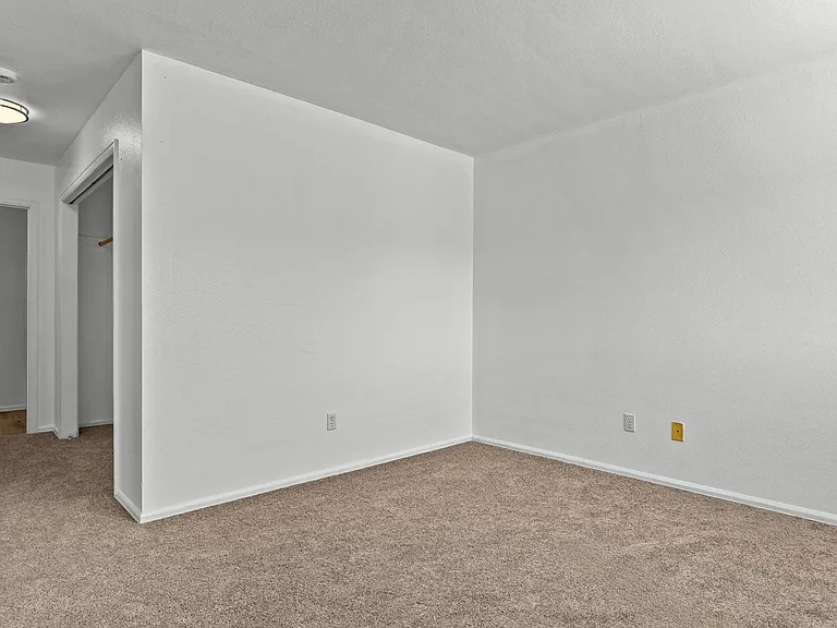 565 Redcliff Cir — Photo 20