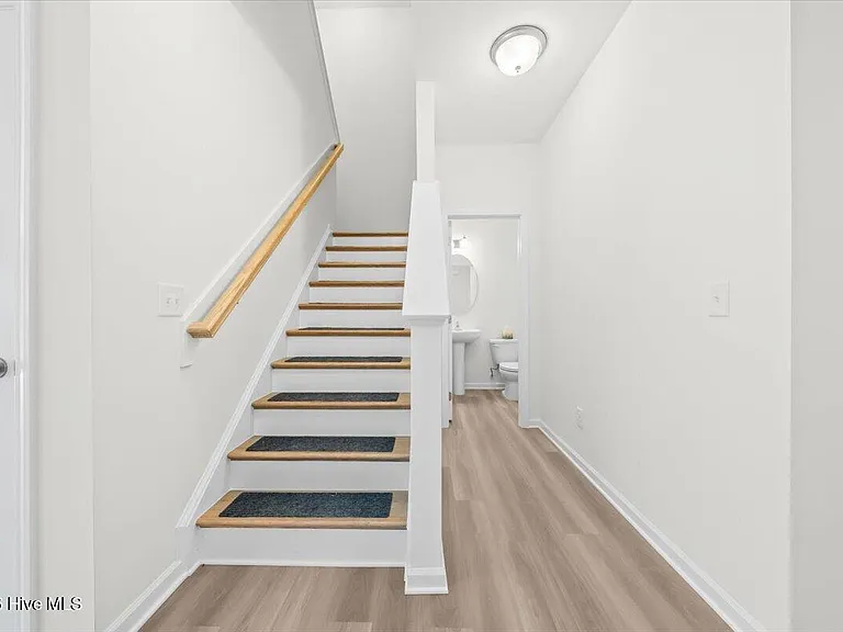 423 Bassett Ln — Photo 6