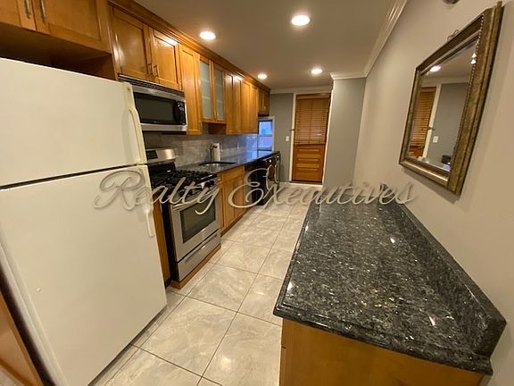 4th image of 27-11 Ditmars Blvd #1