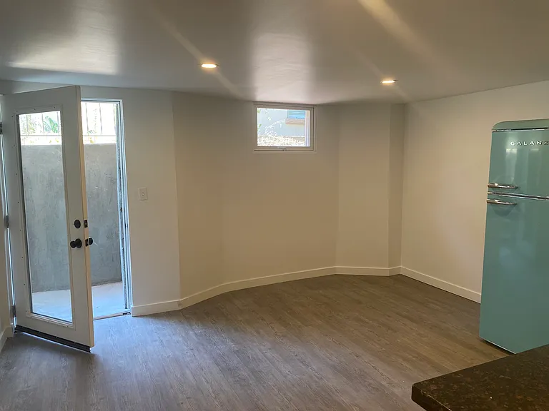 909 E 1st Ave #STUDIO — Photo 2
