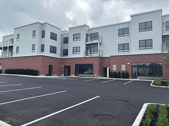 2nd image of 1391 Main St #301