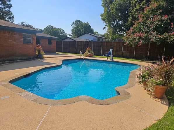 933 Wade Dr, Bedford, TX 76022