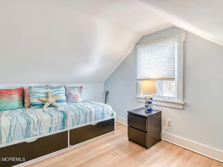 127 Lawrence Ave — Photo 15