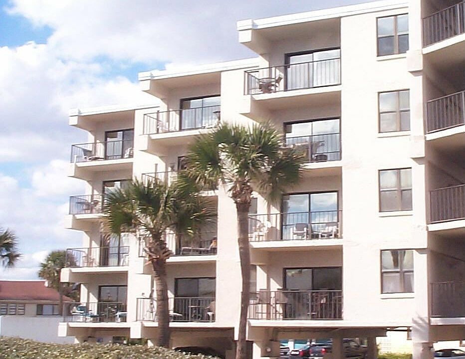Top floor, corner unit has awesome views!