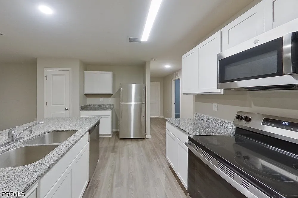 3 bed, 2.0 bath, 1409 sqft, $1,574 — Photo 3