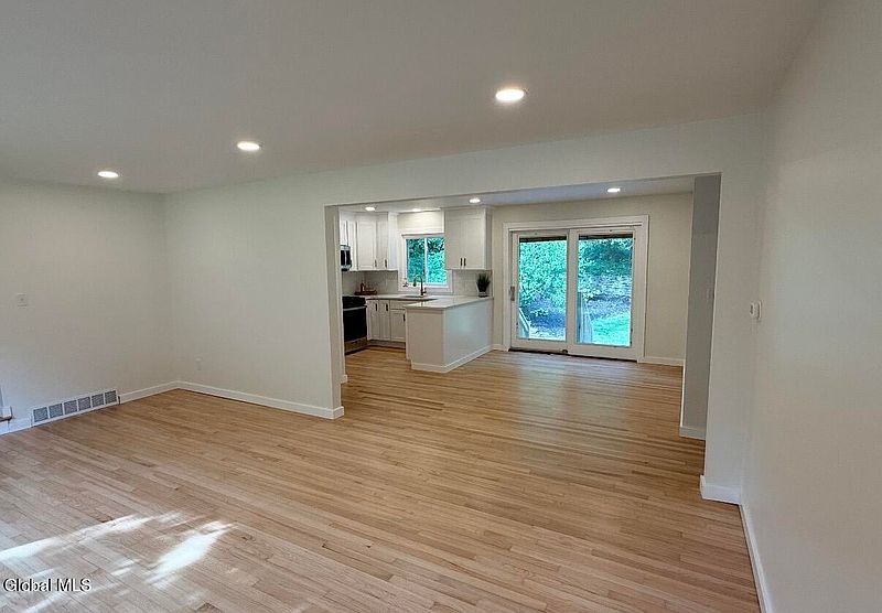 3rd image of 1326 Kings Road