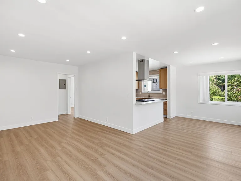 4321 Saugus Ave — Photo 8