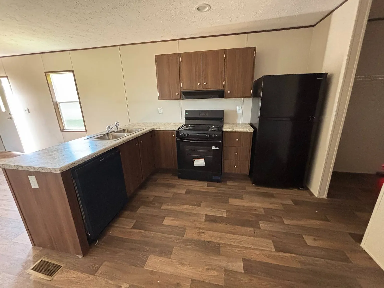 3 bed, 2.0 bath, $1,289 — Photo 4
