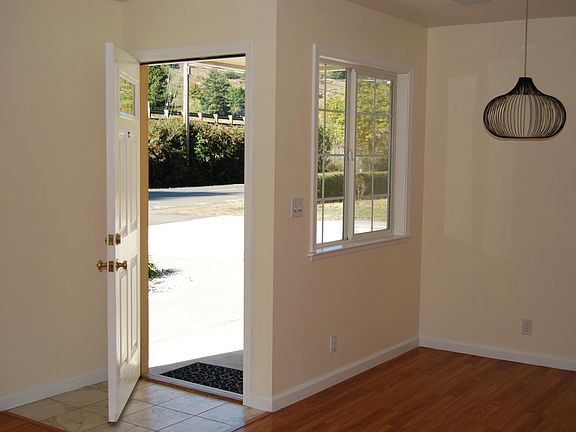 3rd image of 1147 Eeloa Ave