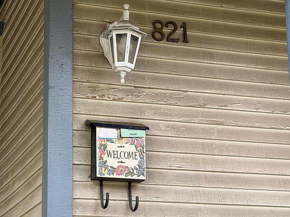 3rd image of 821 N Seymour Ave