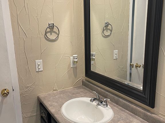 4th image of 2318 Pinewood Dr