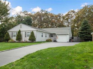 525 Sleepy Hollow Dr, Shirley, NY 11967