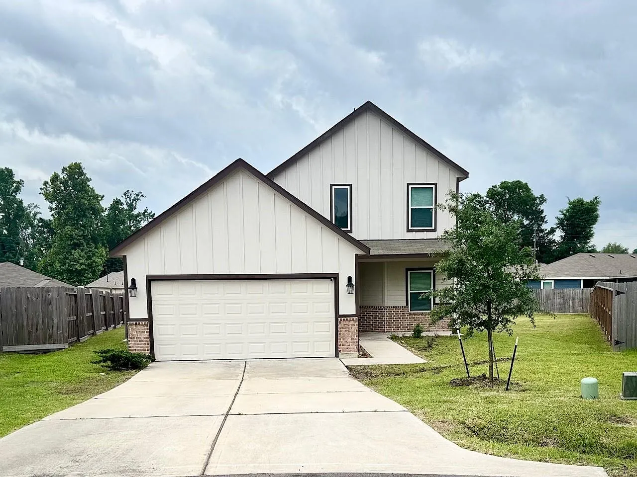 4 bed, 2.5 bath, 1905 sqft, $2,100 — Photo 1