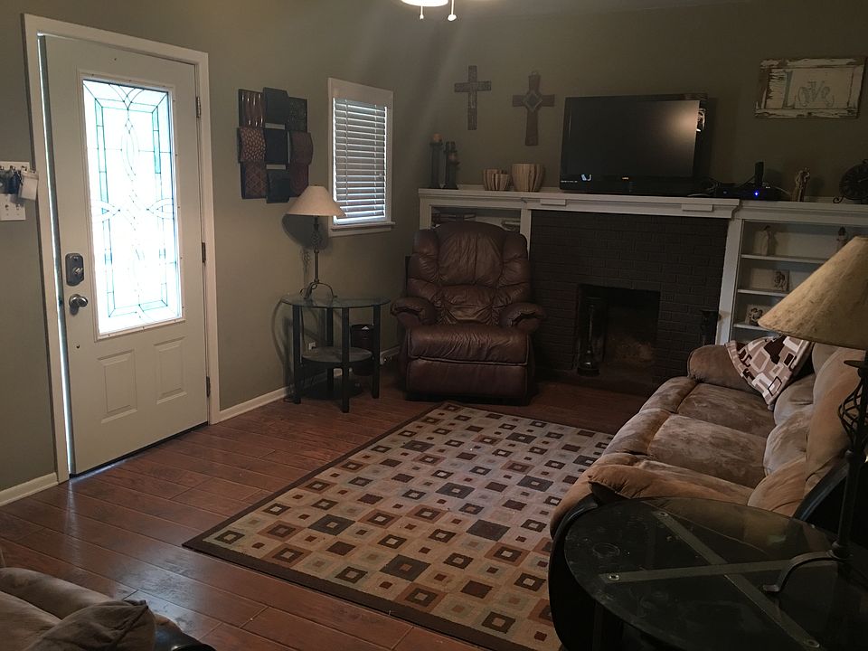 2nd image of 305 4th St NE