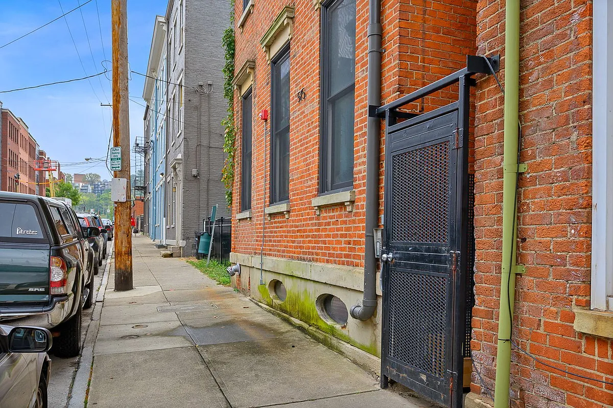 Building Photo - 515 E 12th St #4